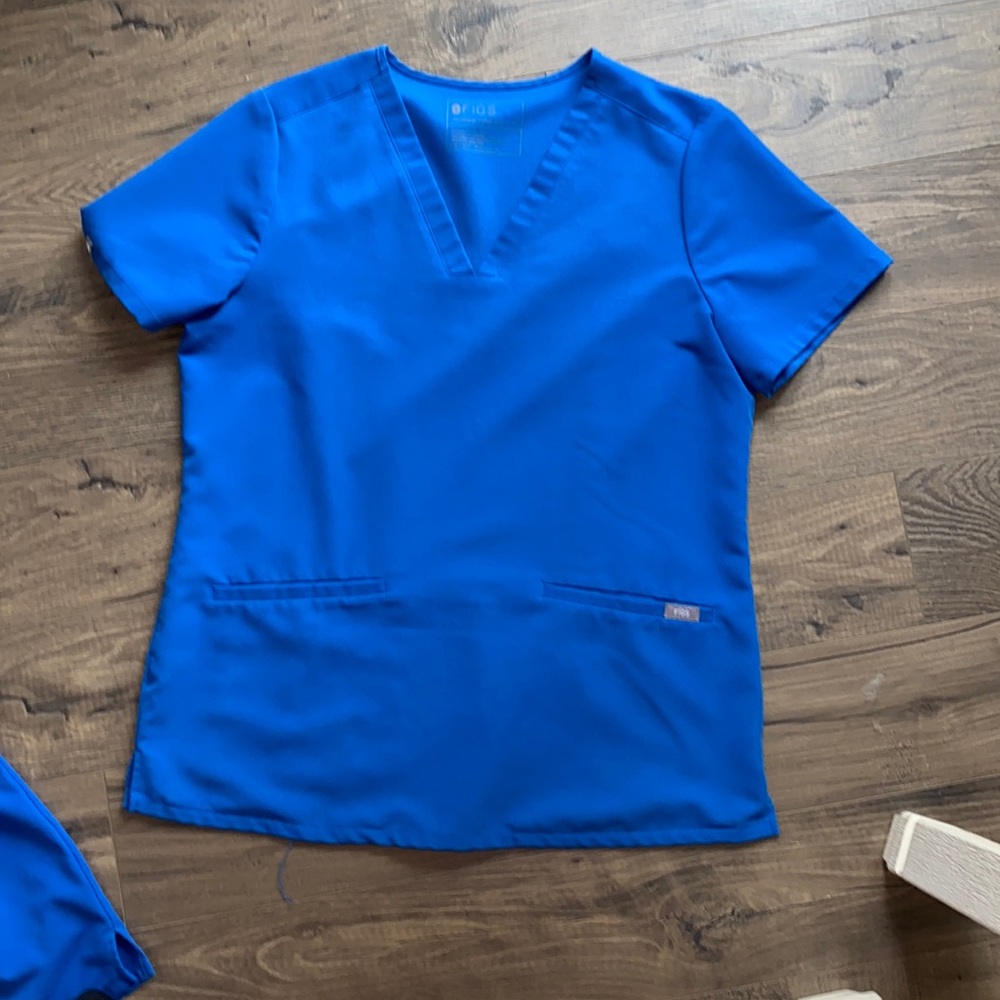Figs 2 pocket scrub top. Hole in one pocket on inside